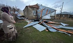 Fırtınada evlerinin çatısı uçtu, yurttaşlar deprem oldu zannetti