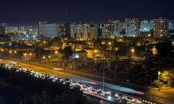 Trafiğe takılan ambulans uzun süre ilerleyemedi