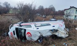 Ambulans trafik kazası geçirdi: 3 yaralı