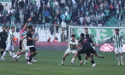 Bursaspor-Diyarbekirspor maçında futbolcuya uçan tekme