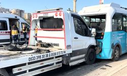 Diyarbakır'da çekici yolcu minibüsüne çarptı