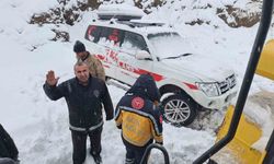 Siirt'te sağlık ekiplerinin karla mücadelesi  