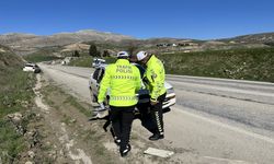 Adıyaman'da üç otomobilin çarpışması sonucu 4 kişi yaralandı