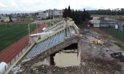 Depremde hasar alan tribünlerin yıkımına başlandı