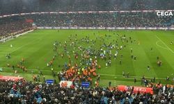 Trabzonsporlu taraftarlar maç sonunda sahaya indi! Sahada gergin anlar