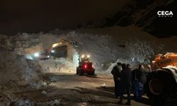 Hakkari-Çukurca yoluna çığ düştü, ekipler çalışıyor