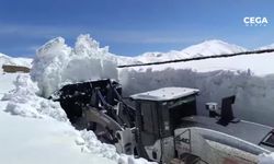 Hakkari'de karla kaplı yollarda çalışma sürüyor