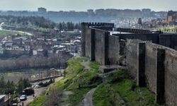 Diyarbakır’da esnafın hibe lastikleri ile mezar kazıldı
