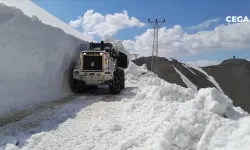 Yüksekova'da 5 metre karda yol açma çalışması