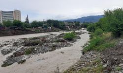 Hatay'da sel yolu ikiye böldü