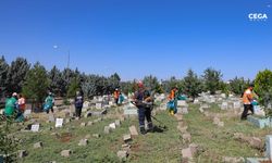 Diyarbakır’daki mezarlıklarda bayram temizliği