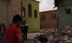 Diyarbakır’da caminin minaresi evin üstüne devrildi
