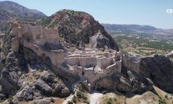 Depremde zarar gören 2 bin yıllık kale ziyaretçilerini bekliyor