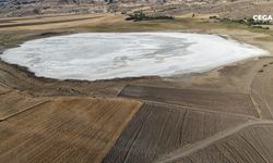 Kellah Gölü kurudu, geriye tuz tabakası kaldı