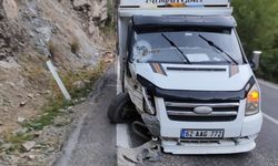 Tunceli'de yolda seyreden aracın üzerine kaya düştü