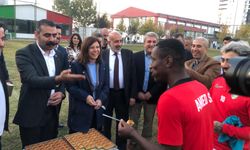 Amedsporlu futbolculara baklava ikram ettiler