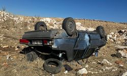 Mardin'de devrilen otomobilde 2 yaralı