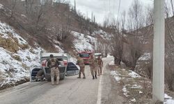 Buzlu yolda takla atan otomobilde 2 yaralı