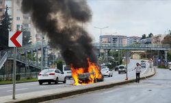 Seyir halindeki otomobil cayır cayır yandı