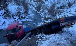 Tır dereye uçtu, canını zor kurtardı