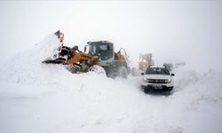 Siirt'te kardan yollar kapandı,  5 araç mahsur  kaldı