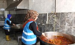 Gönüllü çalışan kadınlar günlük bin 200 kişiye yemek hazırlıyor