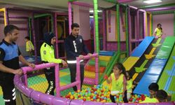 Çocukların oyun merkezine gitme hayalini gerçekleştirdi