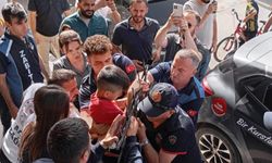 Eline demir korkuluk saplanan 8 yaşındaki çocuğu kurtardı