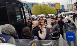 İstanbul Valiliği: Gösteri yapmak için toplanan şahıslardan 384'ü gözaltına alındı