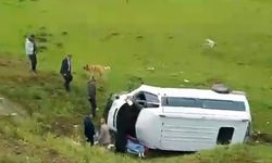 Şarampole yuvarlanan minibüste 2’si ağır 5 yaralı