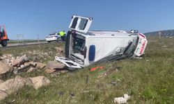 Ambulans şarampole devrildi, 4 sağlıkçı yaralandı