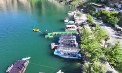 Dicle Baraj Gölü'nün tadını sürat teknesiyle çıkarıyorlar