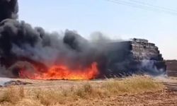 Çıkan yangında 25 ton saman ve 300 sulama borusu yandı