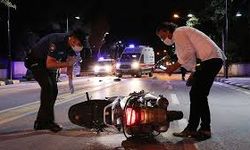 Motosiklet sürücüsü yola savruldu