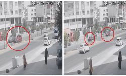 Otomobil, yaya geçidinden geçen motosiklete çarptı; kaza kamerada