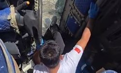 Kamyonun camını kırarak yaralıya müdahale ettiler