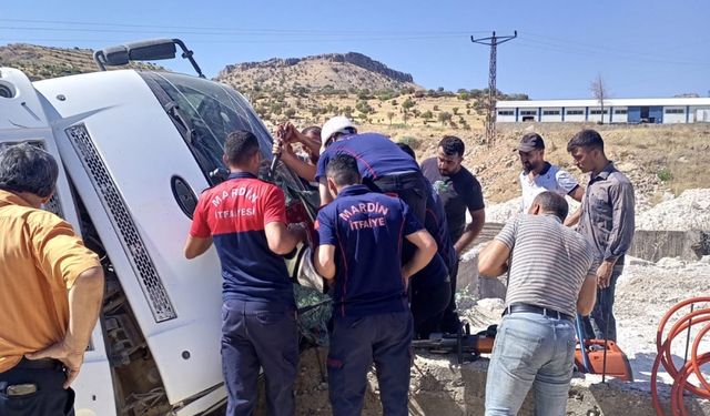 Mardin'de devrilen kamyonun sürücüsü yaralandı