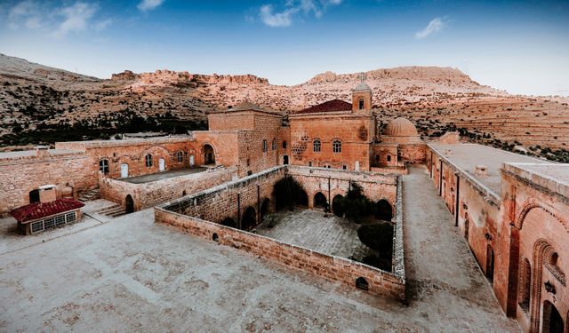 Çalışma Bakanı Işıkhan, Deyrulzafaran Manastırı'nda