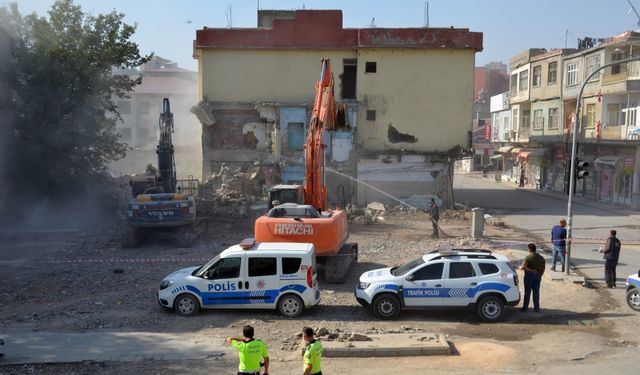Besni'de ağır hasarlı binaların yıkımı sürüyor
