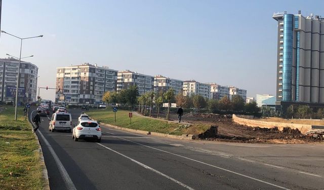 Diyarbakır’da yolu park yaptılar, şimdi yıkıyorlar