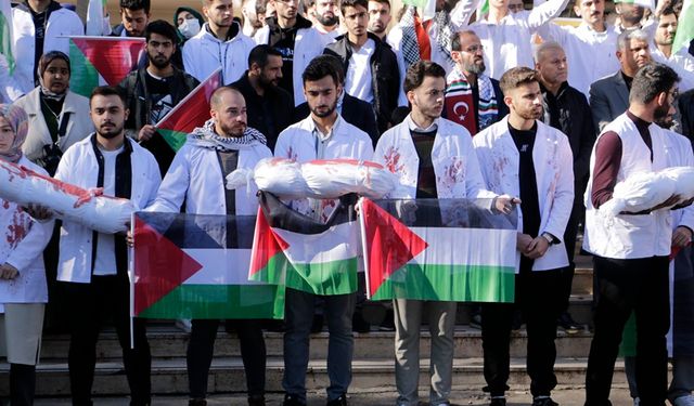 Diyarbakır’da tıp öğrencilerinden İsrail’e kefenli protesto