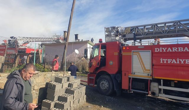 Diyarbakır’da Yangın:  Pazarda olan yurttaşın evi kül oldu