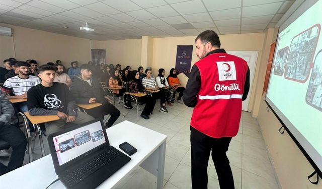 Diyarbakır'da bilgievi ve akademi lise öğrencilerine seminer