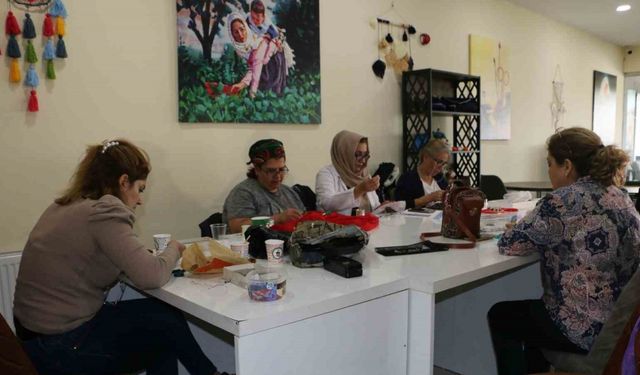 Diyarbakır’da Hanımevi Millet Kıraathanesine giden kadınlar
