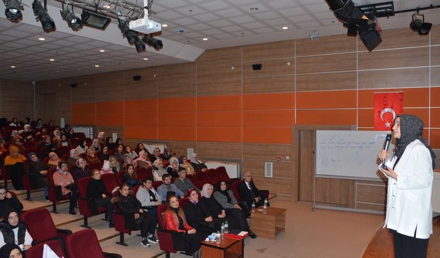 Diyarbakır'da “Kadın ve Ailede Psikolojik Şiddet" adlı konferans düzenlendi