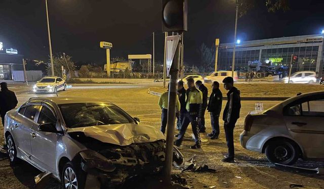 Diyarbakır'da 2 otomobil çarpıştı: 5 yaralı