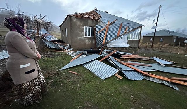 Fırtınada evlerinin çatısı uçtu, yurttaşlar deprem oldu zannetti