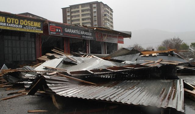 Şiddetli fırtınada 4 iş yerinin çatısı uçtu