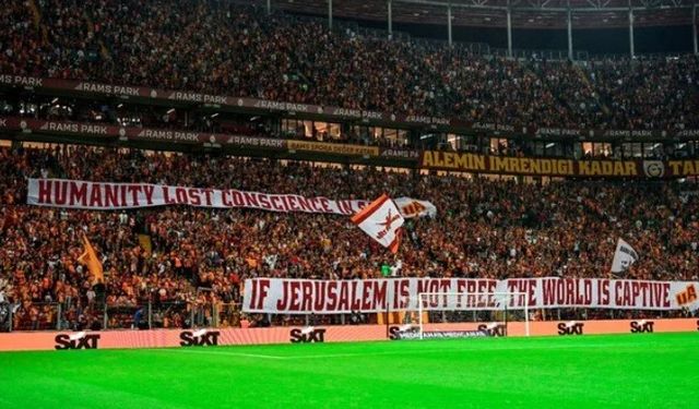 Galatasaray taraftarı Filistin için ses verdi! Kasımpaşa maçında anlamlı pankartlar ve tezahüratlar