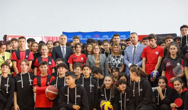 Gaziantep'te 600 öğrenciye spor kıyafeti verildi